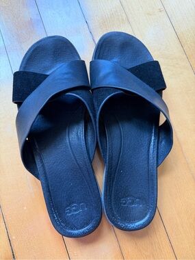 UGG Women’s Black Crisscross Slide Sandals
